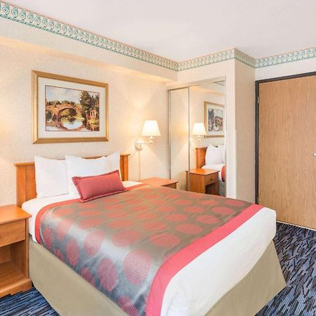 מלון Ramada By Wyndham Kent Seattle Area מראה חיצוני תמונה