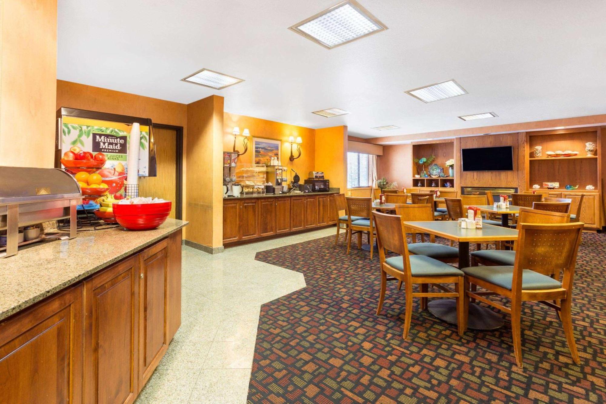 מלון Ramada By Wyndham Kent Seattle Area מראה חיצוני תמונה