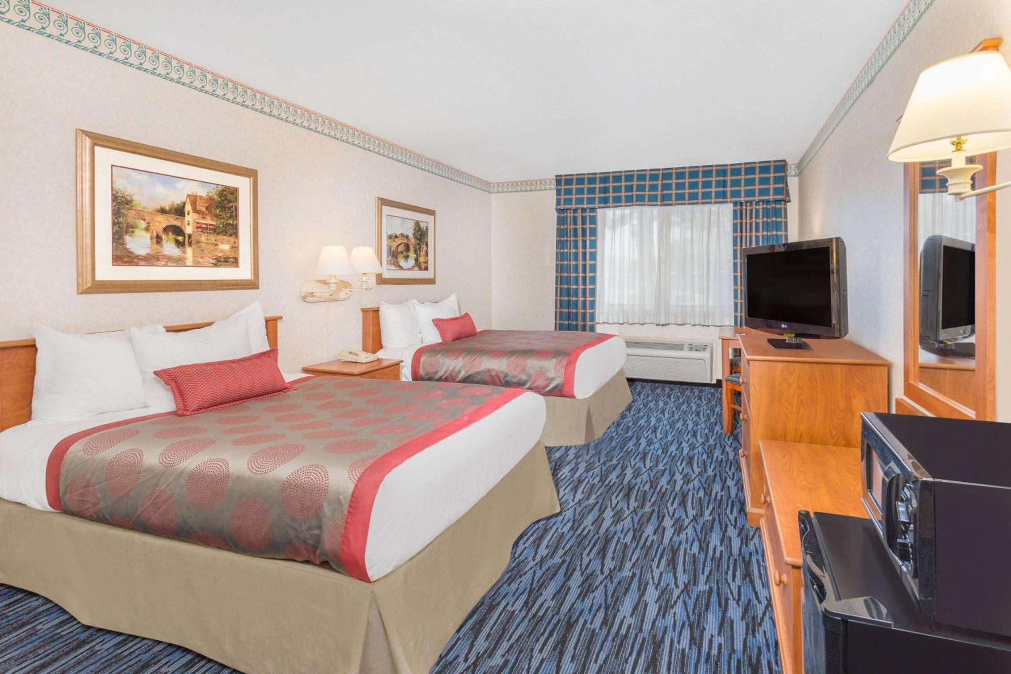 מלון Ramada By Wyndham Kent Seattle Area מראה חיצוני תמונה