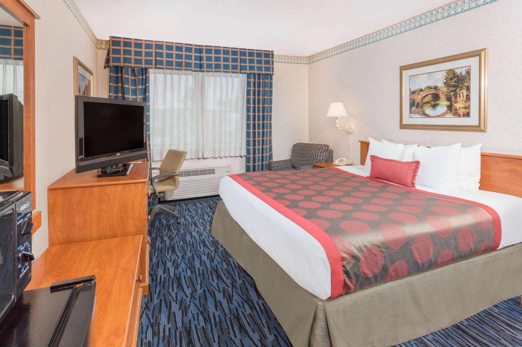מלון Ramada By Wyndham Kent Seattle Area מראה חיצוני תמונה