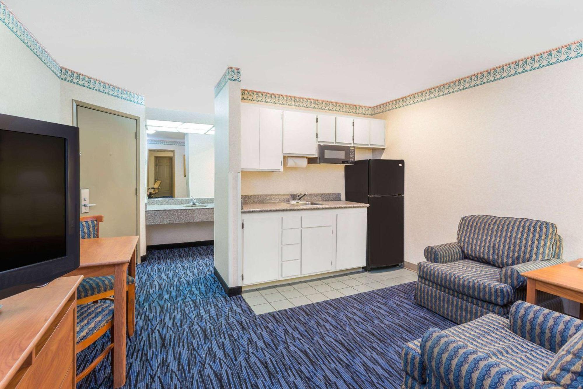 מלון Ramada By Wyndham Kent Seattle Area מראה חיצוני תמונה