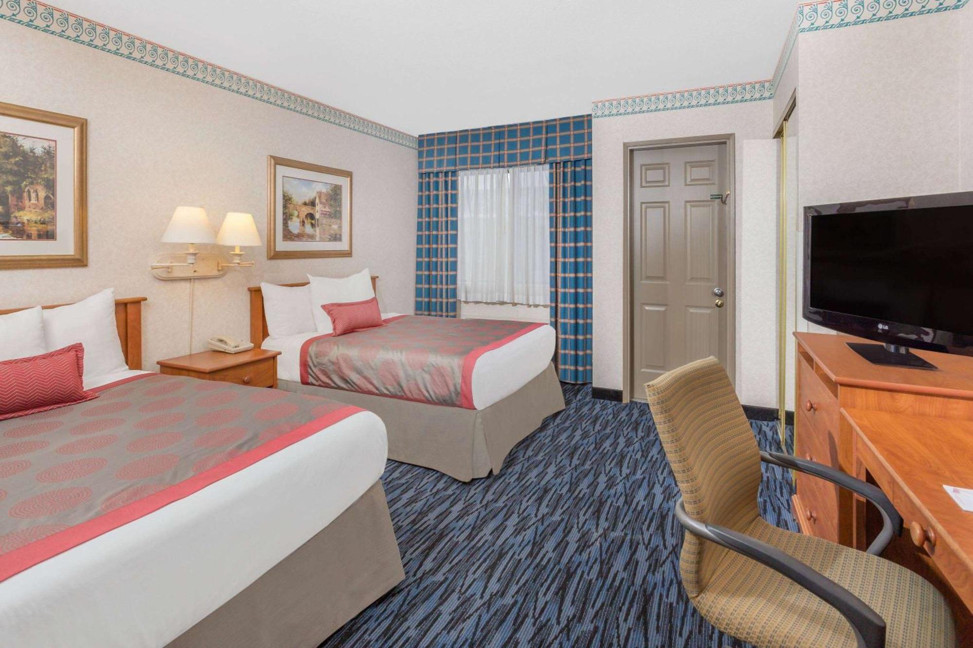 מלון Ramada By Wyndham Kent Seattle Area מראה חיצוני תמונה